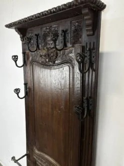 Porte-manteaux vestiaire d'entrée en chêne sculpté à patères fer forgé