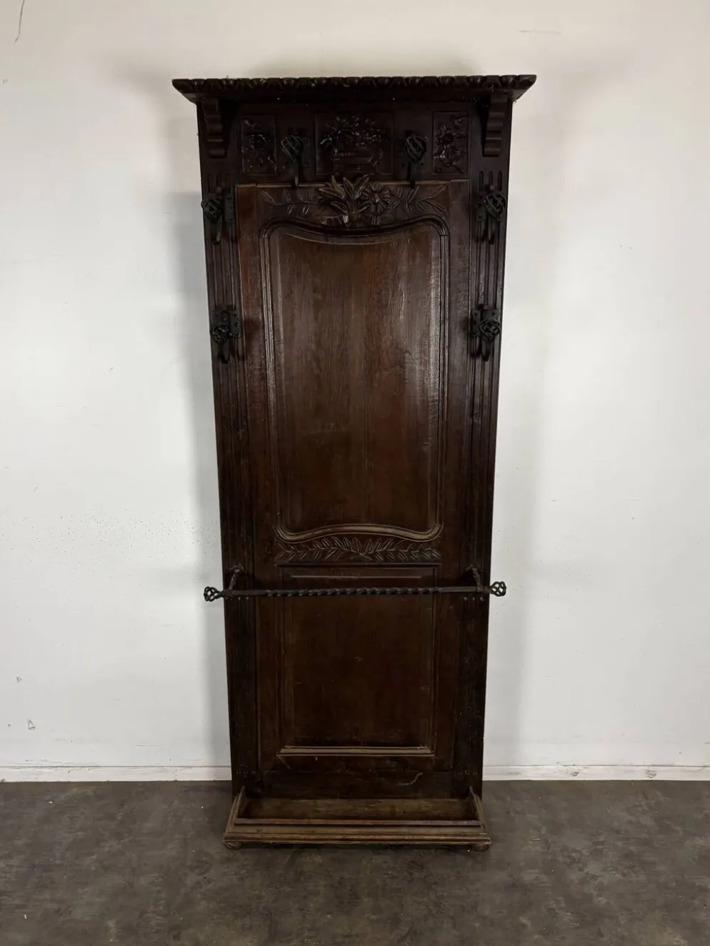 Porte-manteaux vestiaire d'entrée en chêne sculpté à patères fer forgé