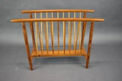 Porte-revues en bois du milieu du siècle