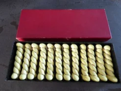 12 portes couteaux céramique jaune et doré dans son écrin année 50