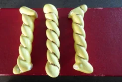12 portes couteaux céramique jaune et doré dans son écrin année 50