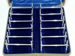 12 portes couteaux en métal argenté, en écrin
