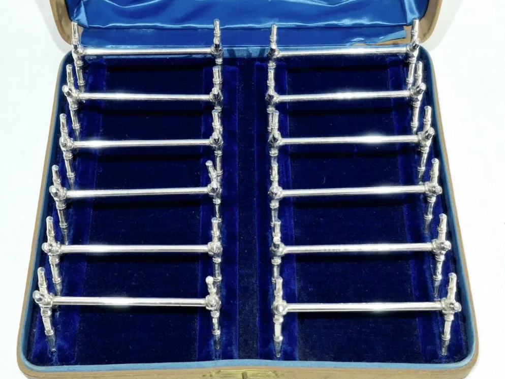 12 portes couteaux en métal argenté, en écrin
