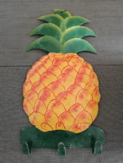 Porte serviettes/torchons en métal émaillé forme ananas, peint à la main - Années 1970/1980