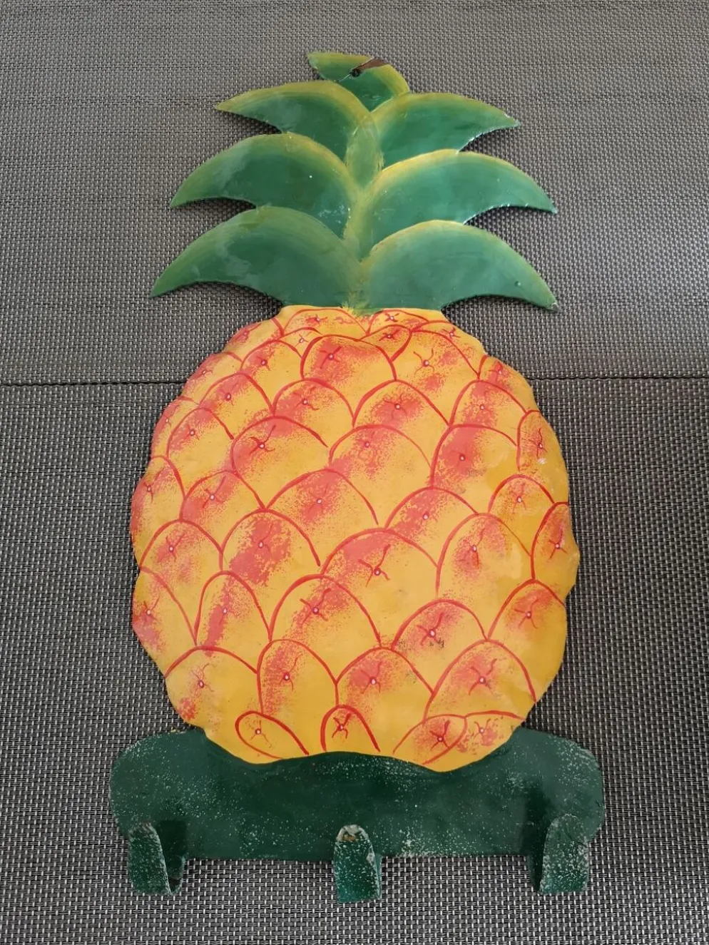Porte serviettes/torchons en métal émaillé forme ananas, peint à la main - Années 1970/1980