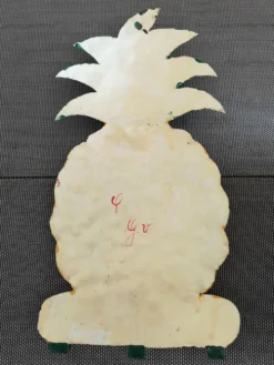 Porte serviettes/torchons en métal émaillé forme ananas, peint à la main - Années 1970/1980