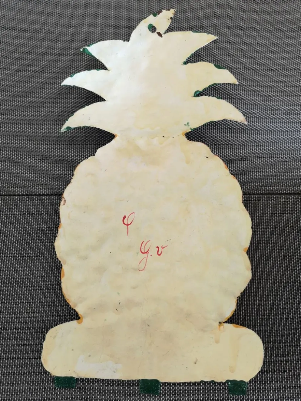 Porte serviettes/torchons en métal émaillé forme ananas, peint à la main - Années 1970/1980
