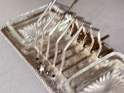 Porte-toast en argent massif Art Déco, plateau martelé assorti, plats à beurre en cristal.