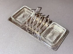Porte-toast en argent massif Art Déco, plateau martelé assorti, plats à beurre en cristal.
