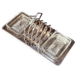 Porte-toast en argent massif Art Déco, plateau martelé assorti, plats à beurre en cristal.