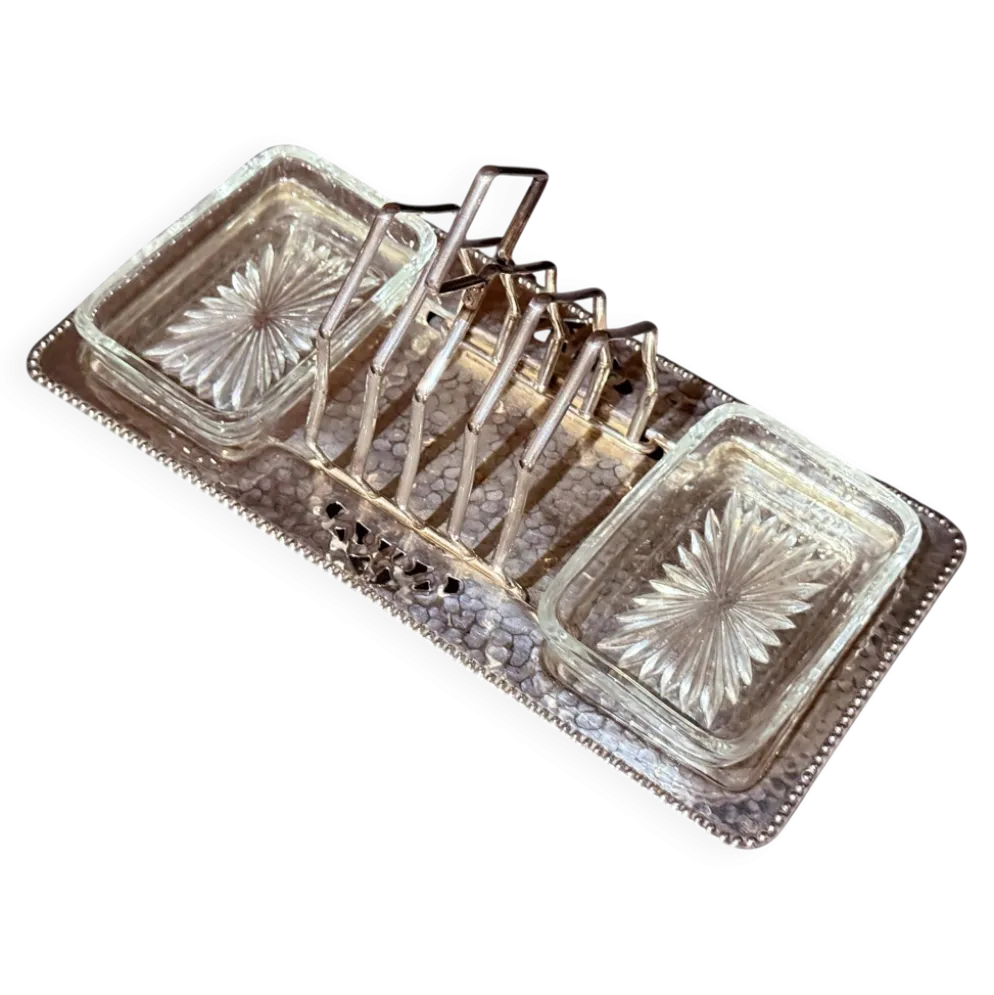 Porte-toast en argent massif Art Déco, plateau martelé assorti, plats à beurre en cristal.