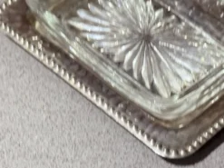 Porte-toast en argent massif Art Déco, plateau martelé assorti, plats à beurre en cristal.