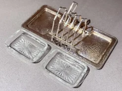 Porte-toast en argent massif Art Déco, plateau martelé assorti, plats à beurre en cristal.