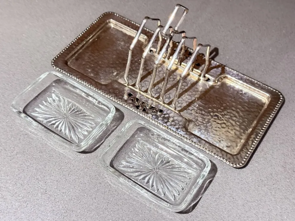 Porte-toast en argent massif Art Déco, plateau martelé assorti, plats à beurre en cristal.