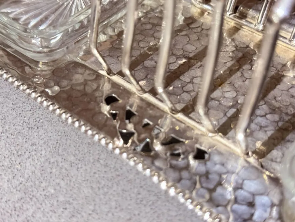 Porte-toast en argent massif Art Déco, plateau martelé assorti, plats à beurre en cristal.