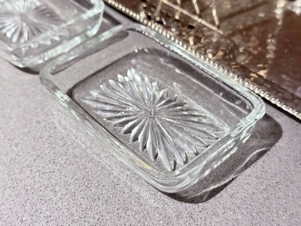 Porte-toast en argent massif Art Déco, plateau martelé assorti, plats à beurre en cristal.