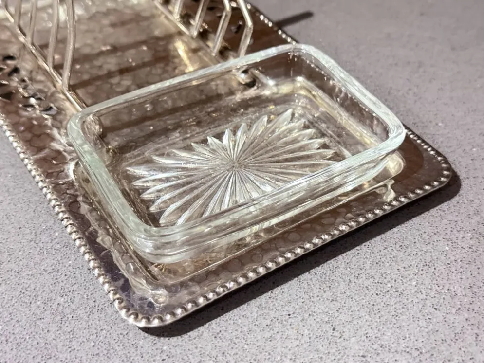 Porte-toast en argent massif Art Déco, plateau martelé assorti, plats à beurre en cristal.