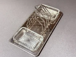 Porte-toast en argent massif Art Déco, plateau martelé assorti, plats à beurre en cristal.