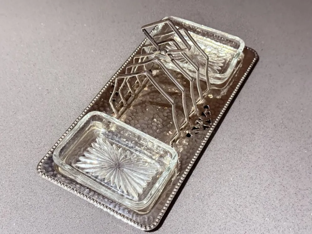 Porte-toast en argent massif Art Déco, plateau martelé assorti, plats à beurre en cristal.