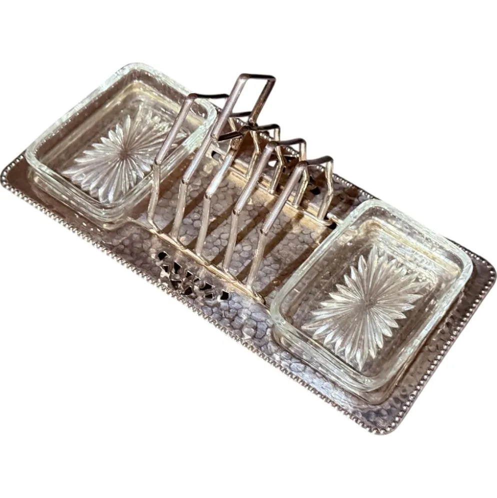 Porte-toast en argent massif Art Déco, plateau martelé assorti, plats à beurre en cristal.