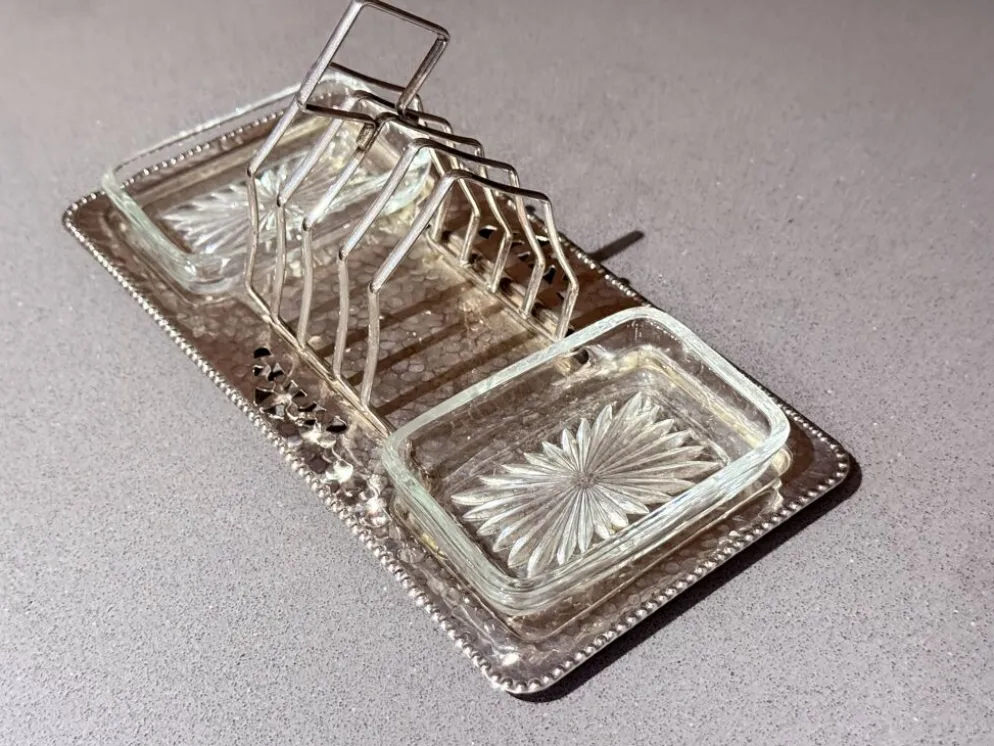 Porte-toast en argent massif Art Déco, plateau martelé assorti, plats à beurre en cristal.