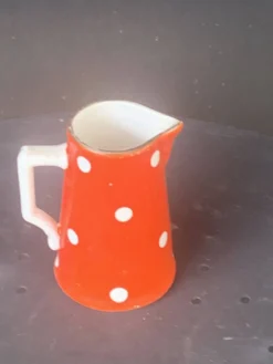 Pot a lait, Pichet a pois blanc sur faïence orange, sarreguemines et digoin