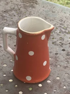 Pot a lait, Pichet a pois blanc sur faïence orange, sarreguemines et digoin