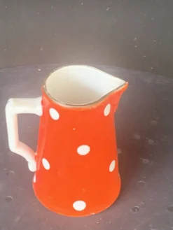 Pot a lait, Pichet a pois blanc sur faïence orange, sarreguemines et digoin