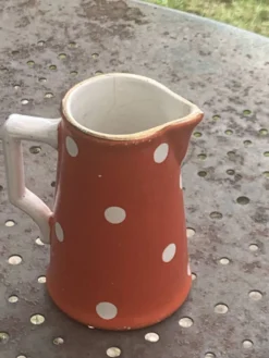 Pot a lait, Pichet a pois blanc sur faïence orange, sarreguemines et digoin