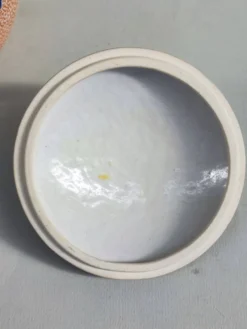 Pot amphore en porcelaine et son couvercle