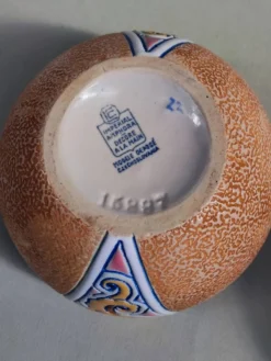 Pot amphore en porcelaine et son couvercle