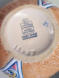 Pot amphore en porcelaine et son couvercle