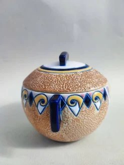 Pot amphore en porcelaine et son couvercle