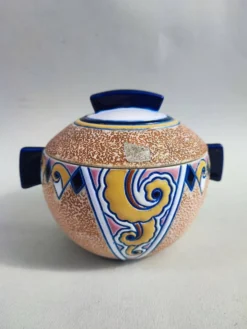 Pot amphore en porcelaine et son couvercle