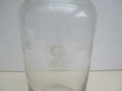 Pot ancien en verre soufflé, Gravé « 2 »