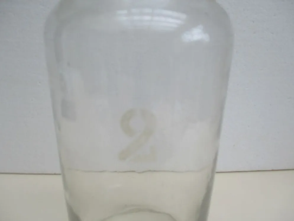 Pot ancien en verre soufflé, Gravé « 2 »