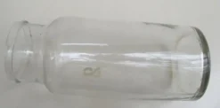 Pot ancien en verre soufflé, Gravé « 2 »