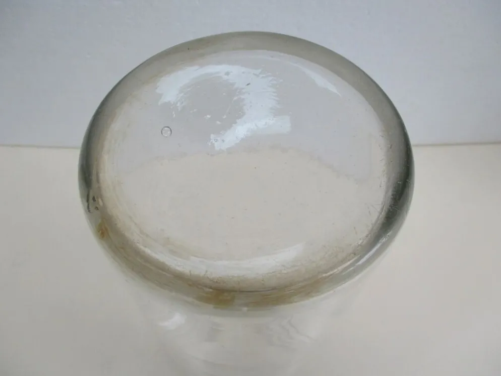 Pot ancien en verre soufflé, Gravé « 2 »