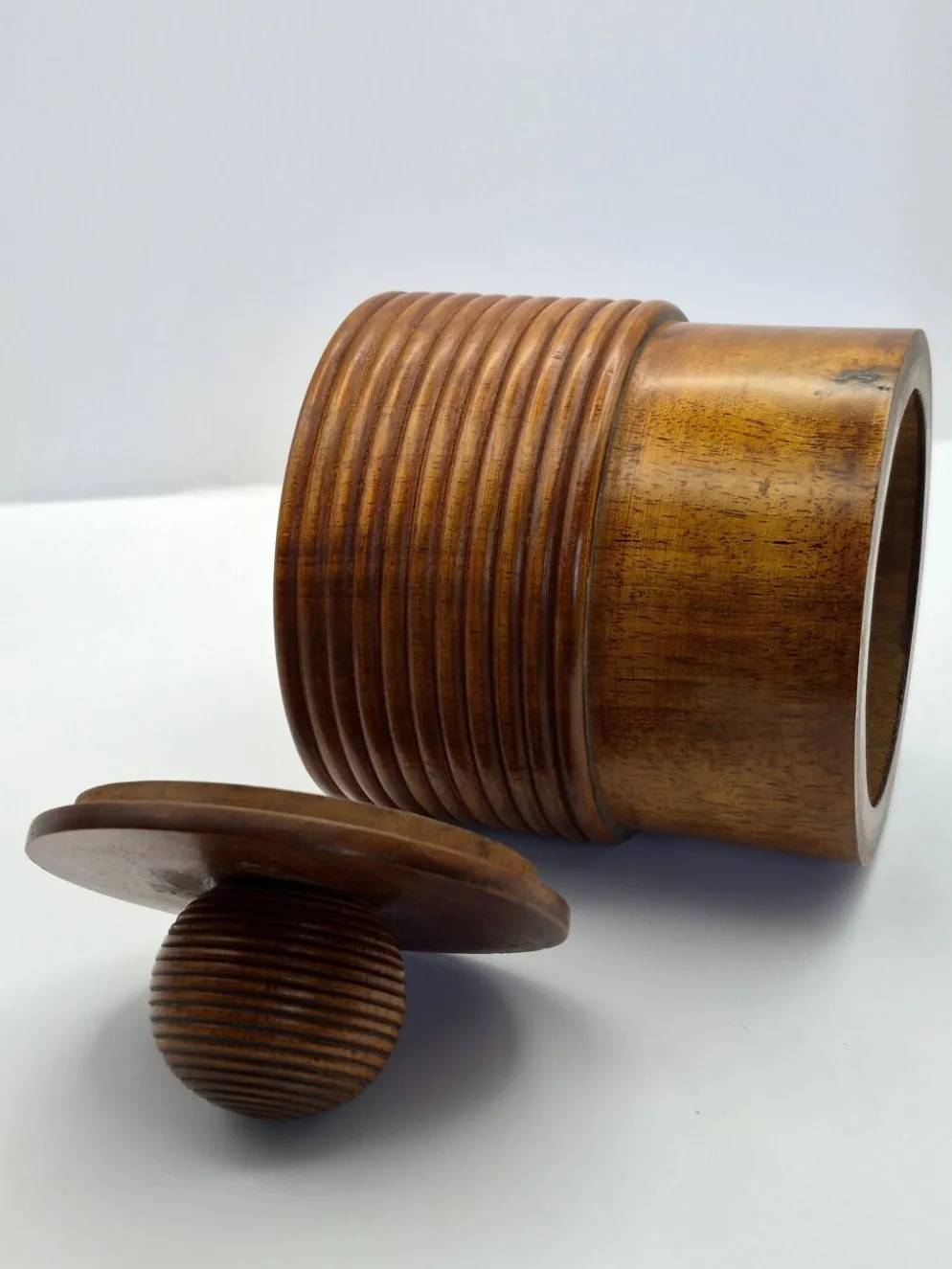 Pot couvert en bois tourné – ancienne tabatière vintage A680