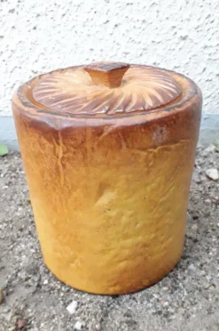 Pot couvert en céramique