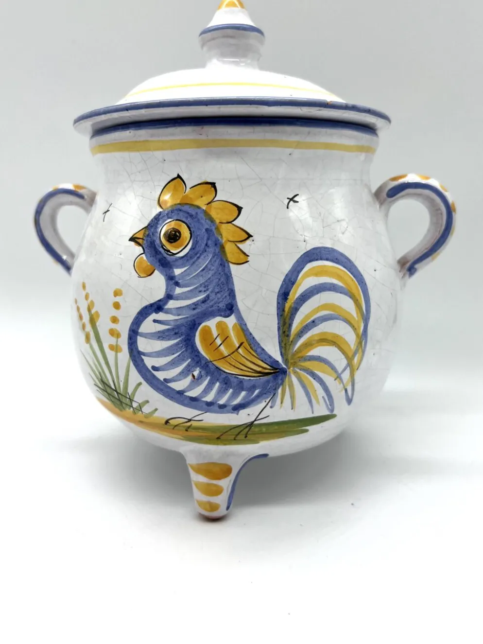 Pot couvert en faïence décor rustique – motif coq – XXe siècle