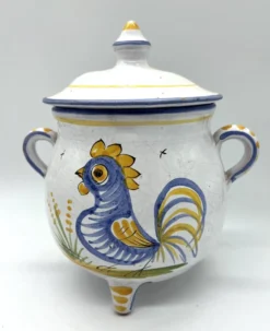 Pot couvert en faïence décor rustique – motif coq – XXe siècle