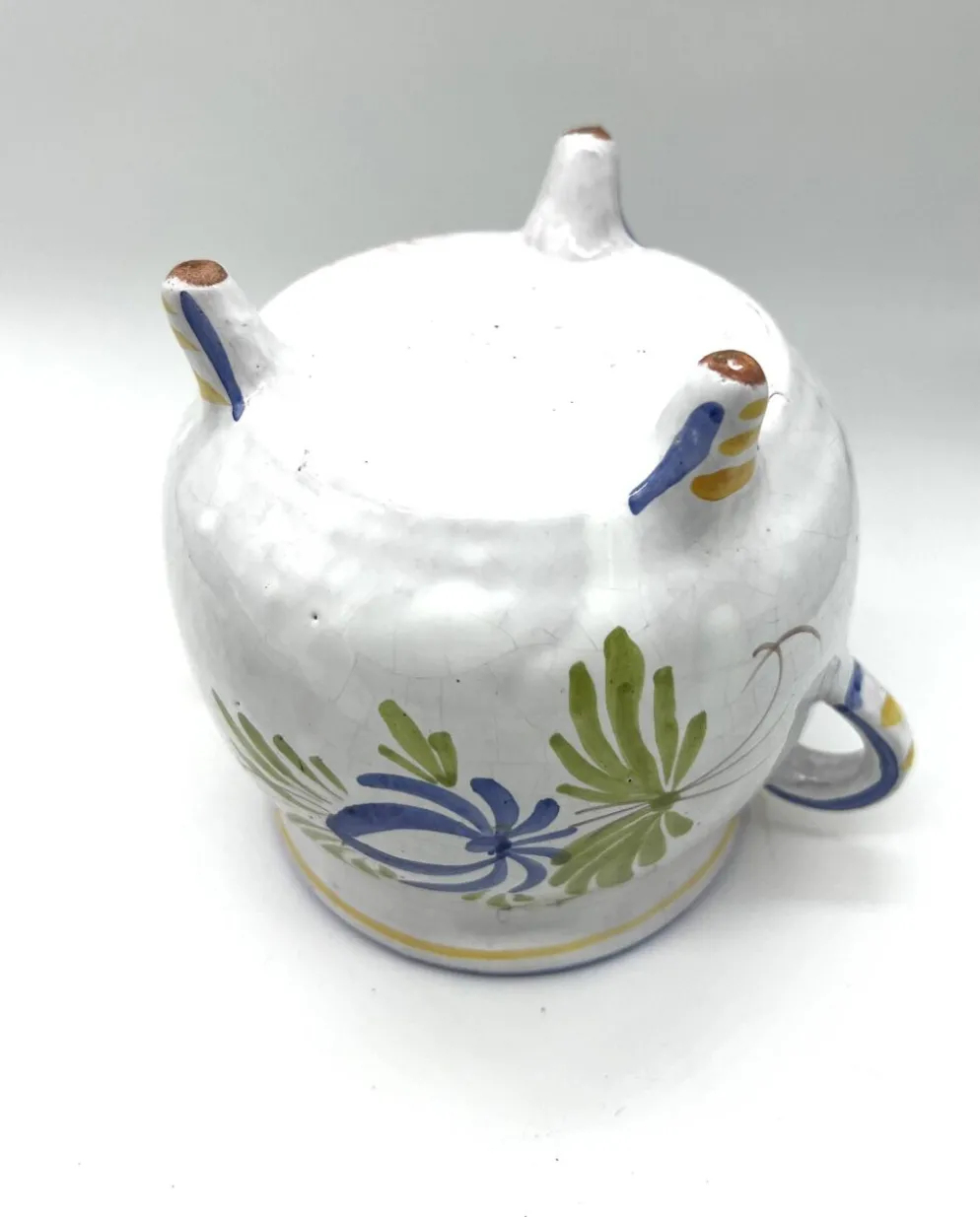 Pot couvert en faïence décor rustique – motif coq – XXe siècle