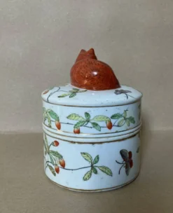 Pot couvert en faïence IMARI décor fait main, fleurs papillons et chat