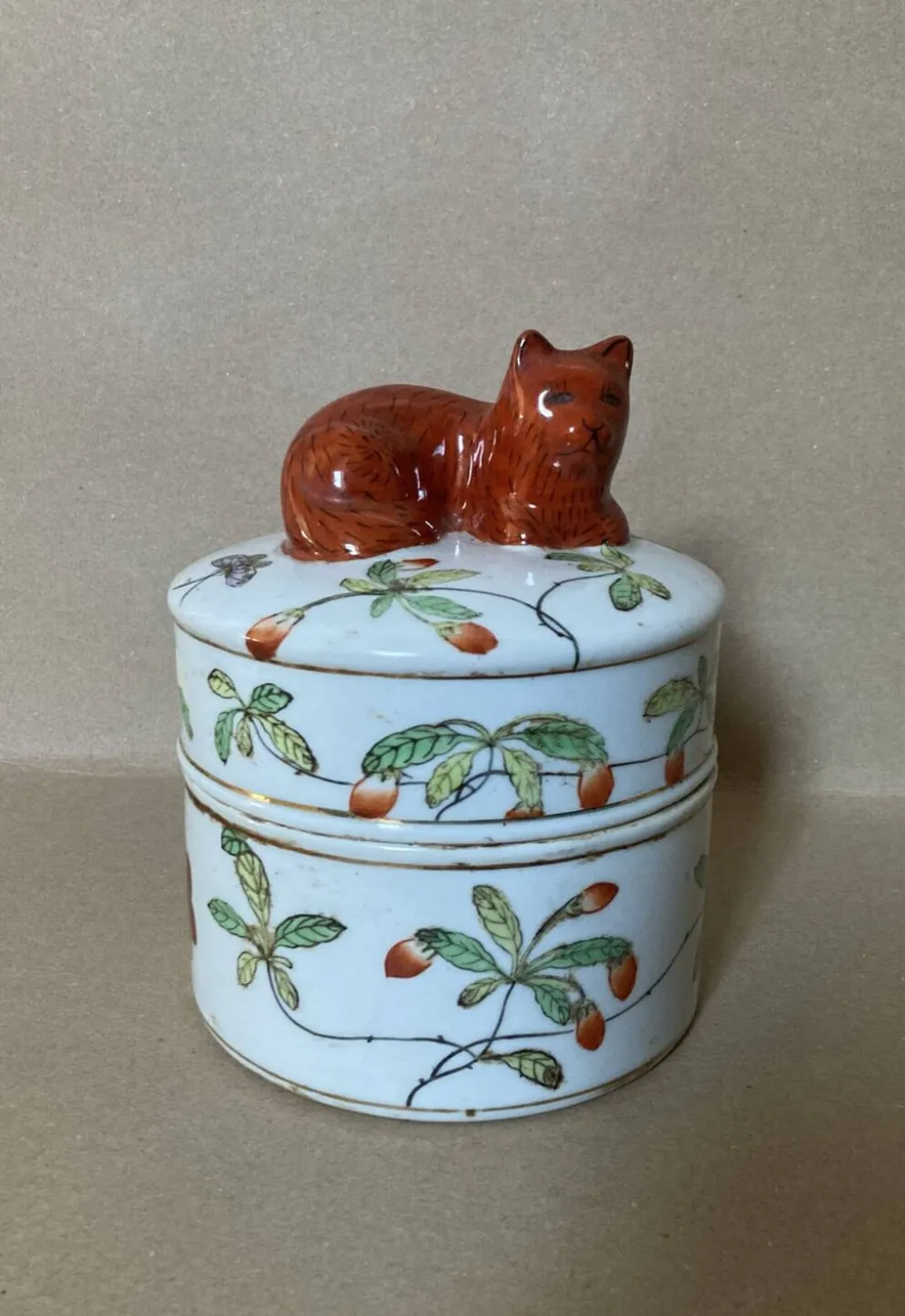 Pot couvert en faïence IMARI décor fait main, fleurs papillons et chat