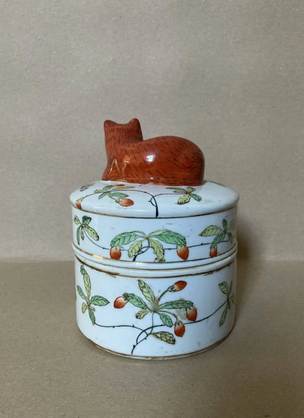 Pot couvert en faïence IMARI décor fait main, fleurs papillons et chat