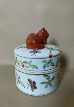 Pot couvert en faïence IMARI décor fait main, fleurs papillons et chat
