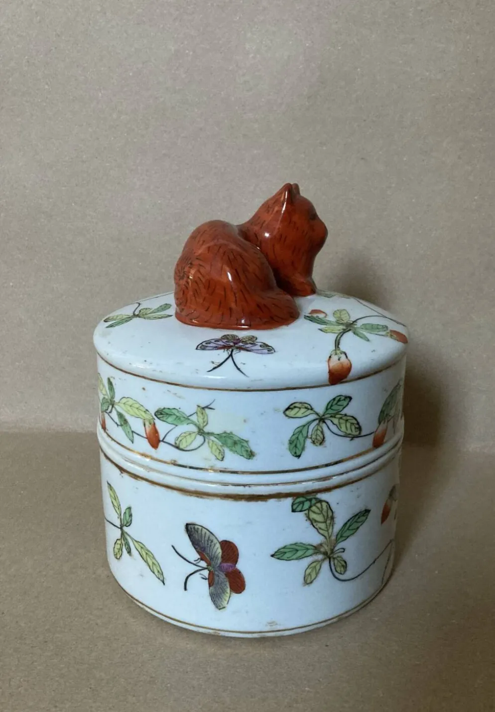 Pot couvert en faïence IMARI décor fait main, fleurs papillons et chat