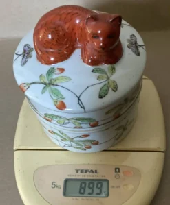 Pot couvert en faïence IMARI décor fait main, fleurs papillons et chat