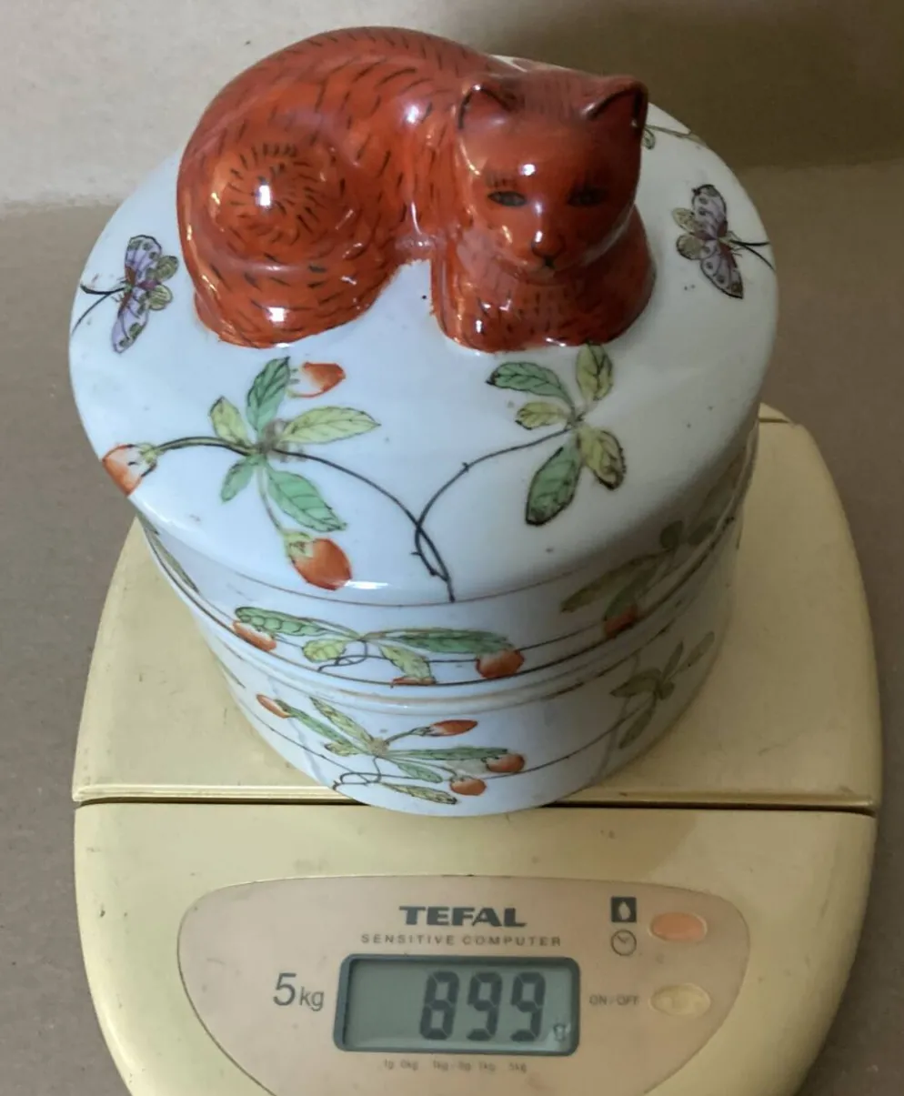 Pot couvert en faïence IMARI décor fait main, fleurs papillons et chat